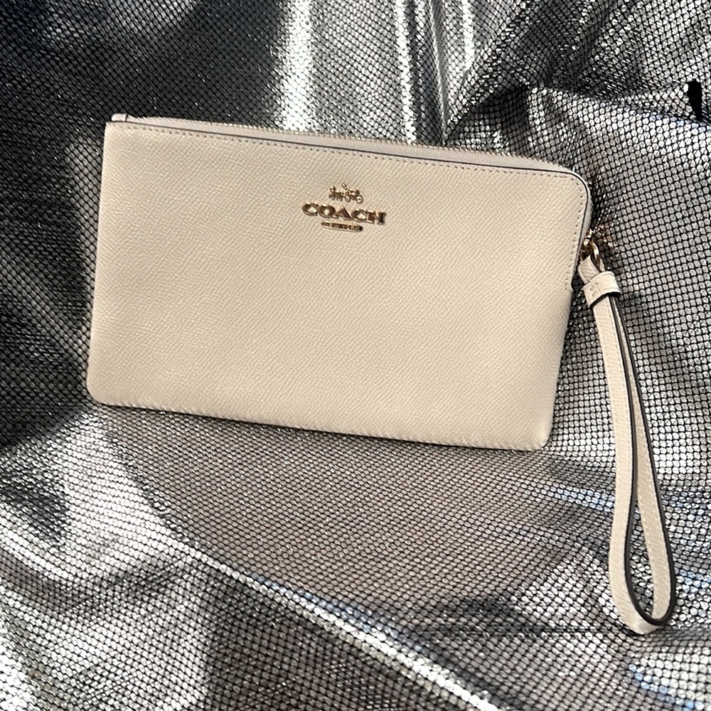 New Woman’s Coach White Pebble Leather Zipper Clutch beautiful accent piece😎👌